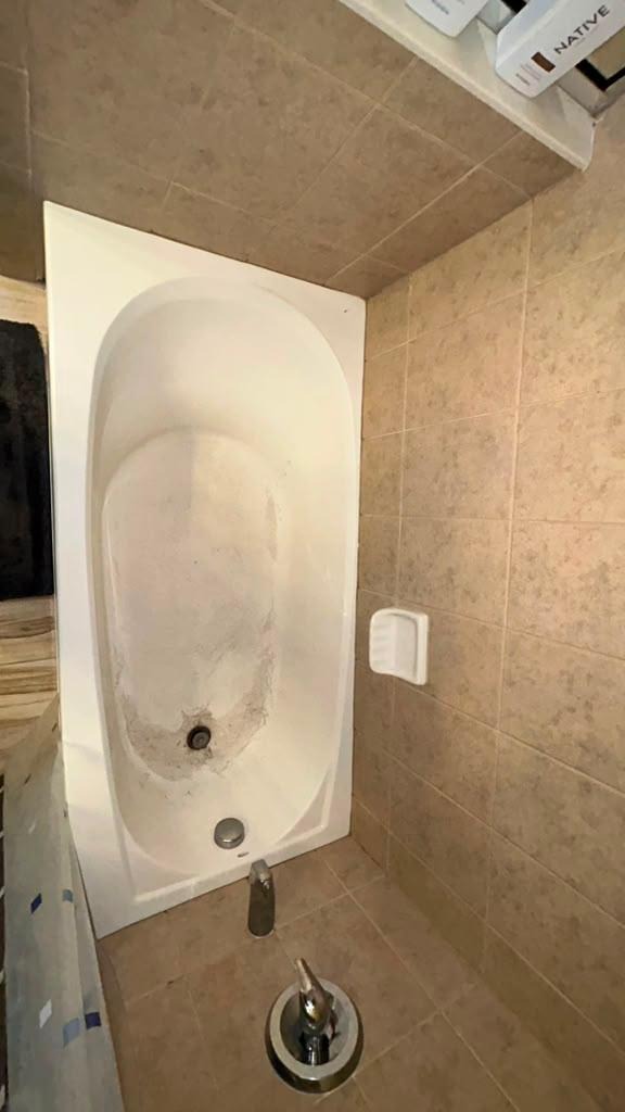 Bathtub: grime and stains scrubbed away before cleaning