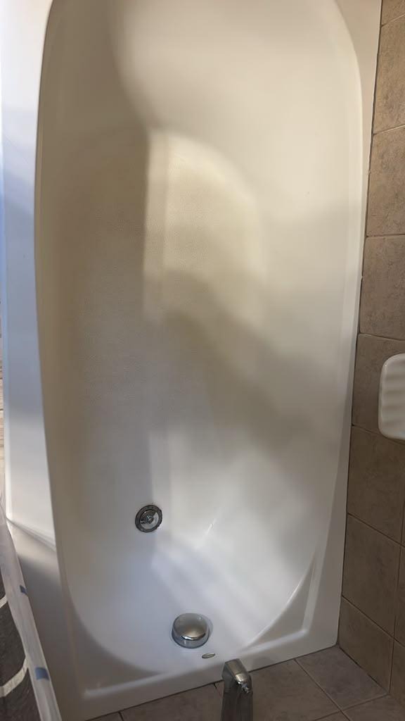 Bathtub: grime and stains scrubbed away after Ocean Shine cleaning